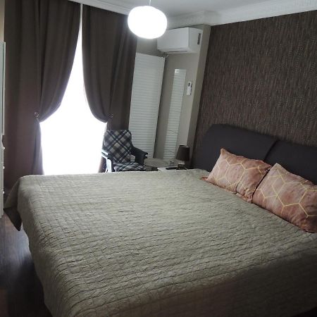 Hotel Blue Sky House Balotesti Exterior foto