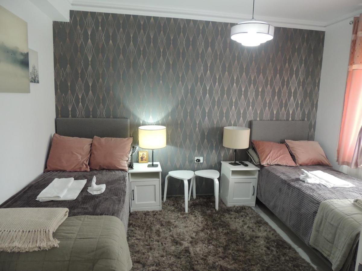 Hotel Blue Sky House Balotesti Exterior foto